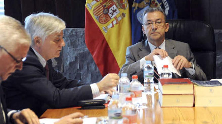 De izquierda a derecha, los consejeros Juan Ramón Hernández y José Miguel Pérez, junto al presidente, Paulino Rivero, ayer. | LP