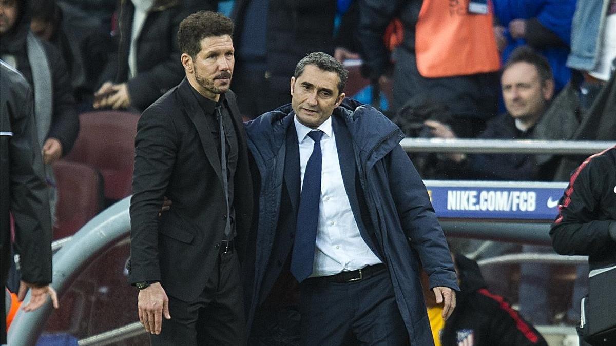 Valverde y Simeone se saludan al final del partido de Liga en el Camp Nou