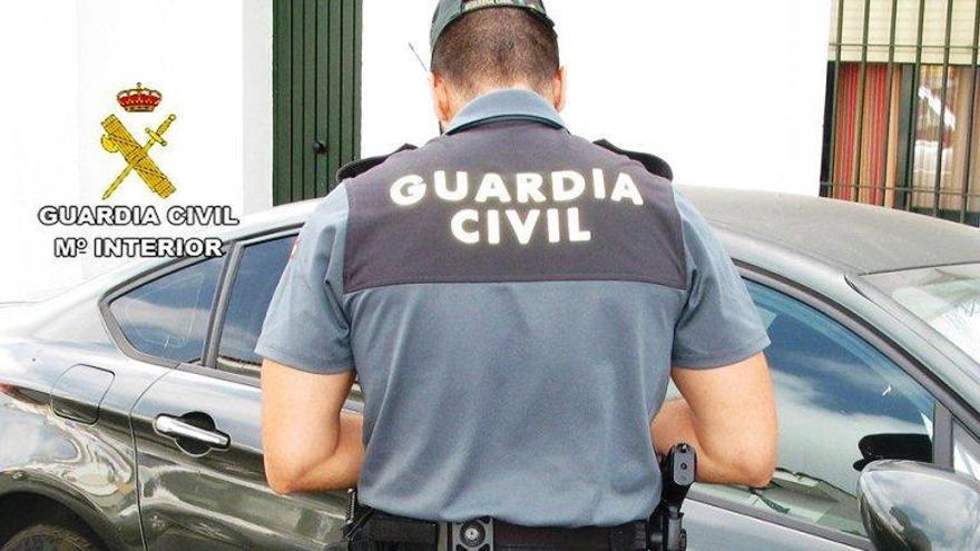 Roban en el interior de un vehículo un maletín con más de 340 euros y un cheque al portador