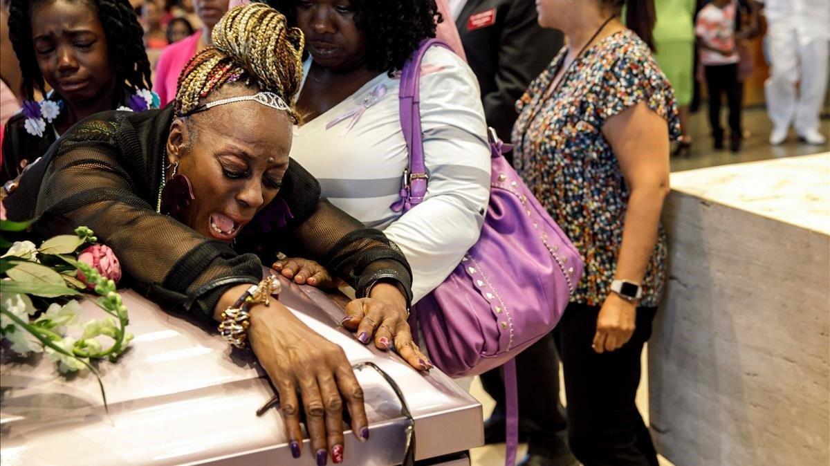 Diana Wilson, abuela de la difunta Trinity Love Jones, se lamenta por su nieta en la parroquia de St. John Vianney California, el cuerpo de Trinity Love de 9 años de edad fue encontrado en una bolsa de lona