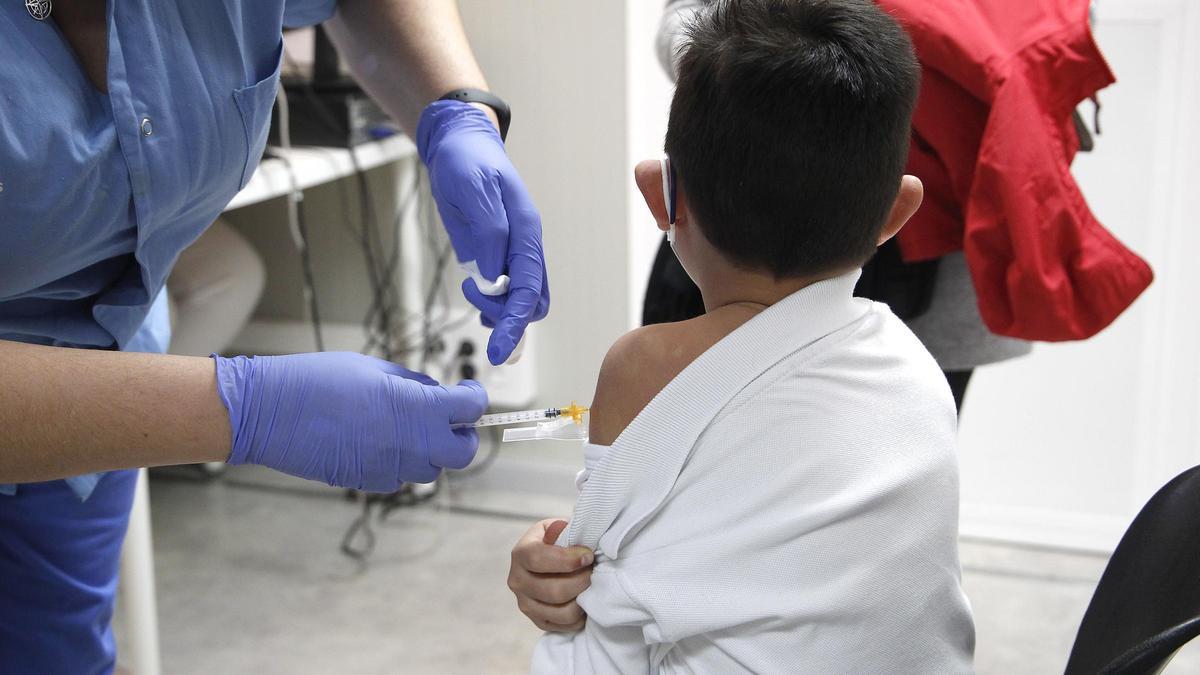 Un niño recibe una vacuna contra el COVID.