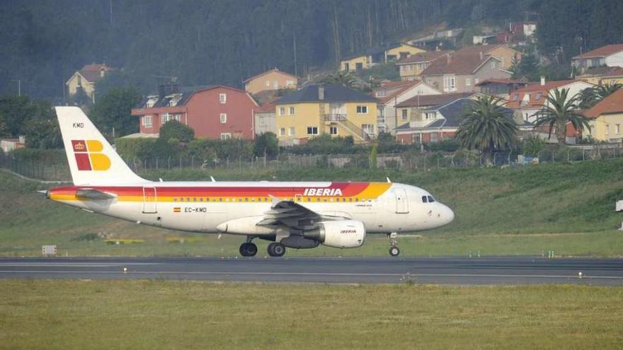 Un avión de Iberia toma tierra el pasado 25 de junio, cuando se abrió la pista ampliada de Alvedro.
