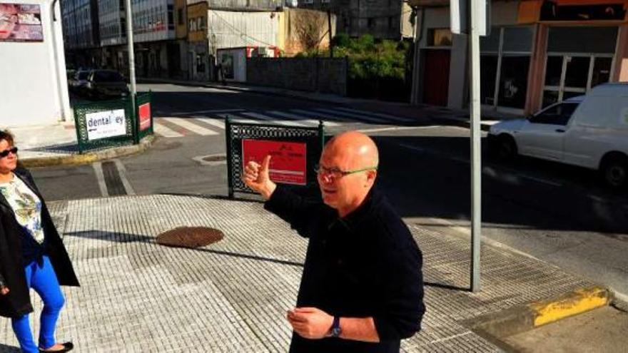 Miguel Ángel Rodríguez, de la asociación vecinal, indica el lugar en que quieren el semáforo.  // Iñaki Abella