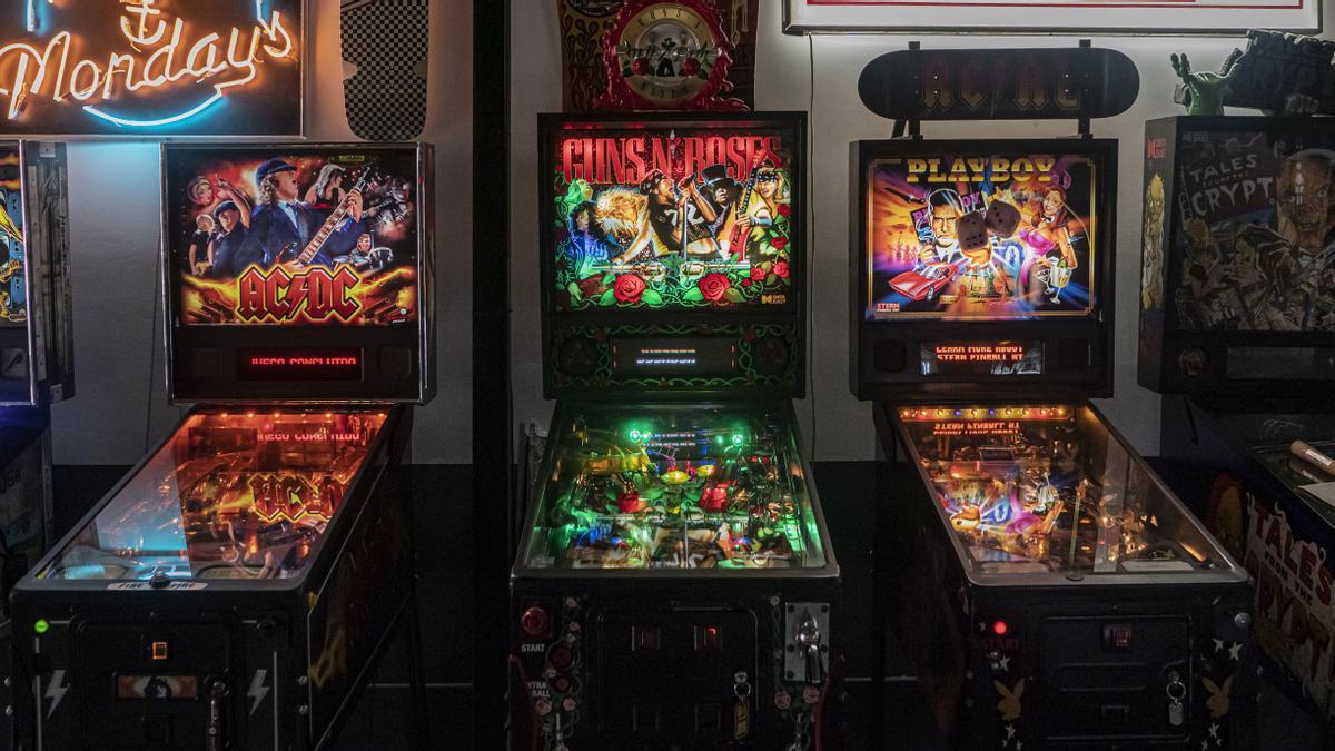 Pinballs de AC/DC Guns N'Roses y Playboy.