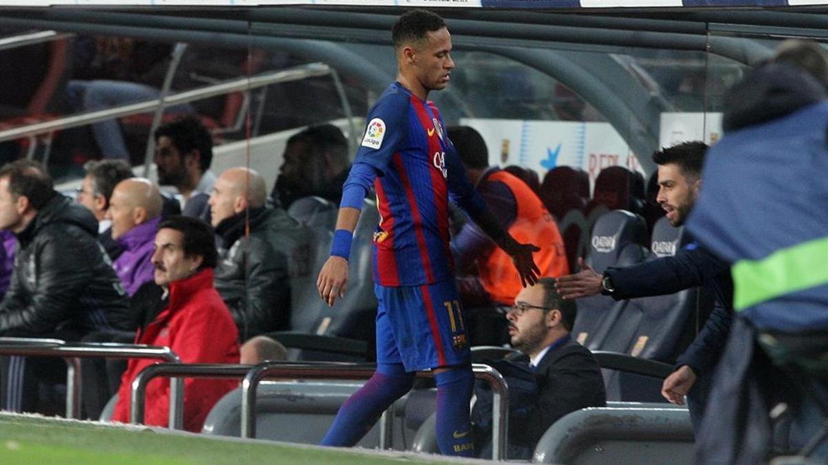 Neymar, camino del banquillo del Camp Nou