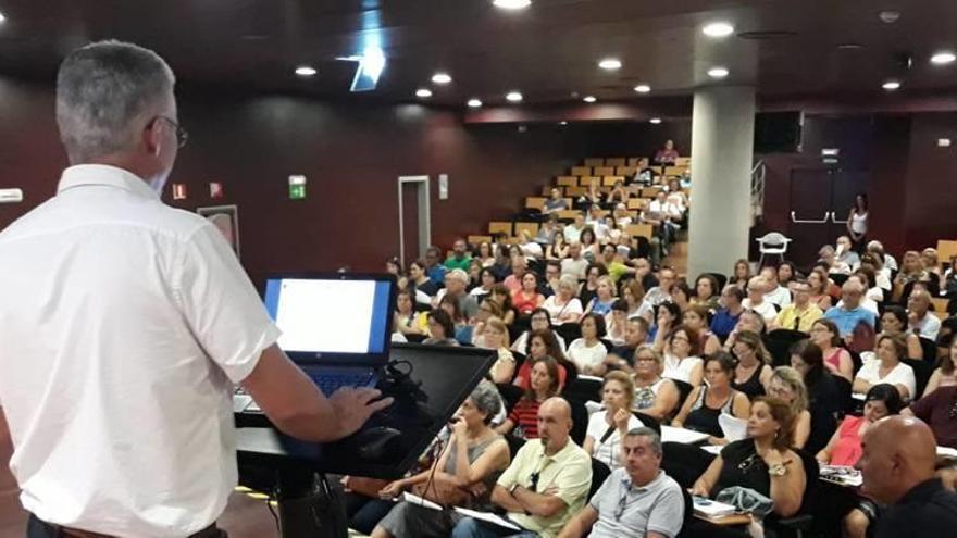 Reunión de colaboradores ayer en el Hospital Reina Sofía para recibirlas instrucciones para los exámenes del fin de semana.