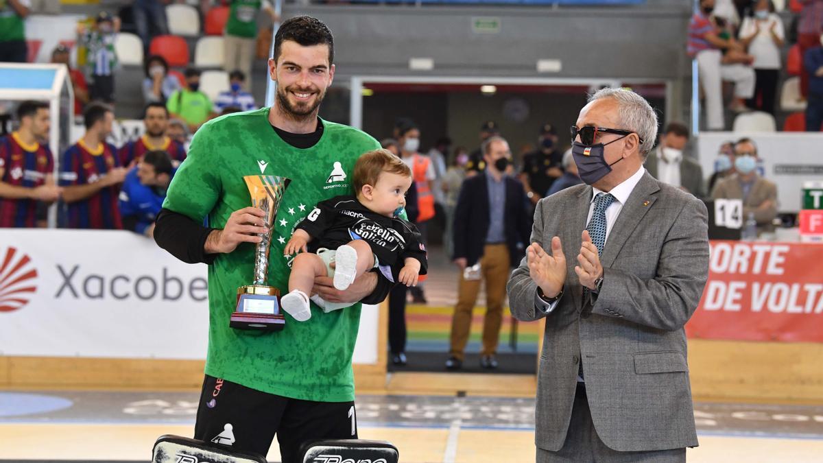 Carles Grau recibe el MVP de la Copa del Rey.