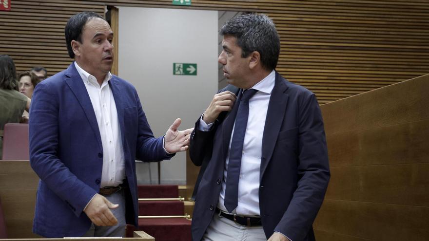 El candidato del PPCV, Juanfran Pérez Llorca, habla con Carlos Mazón antes de un pleno en las Corts.