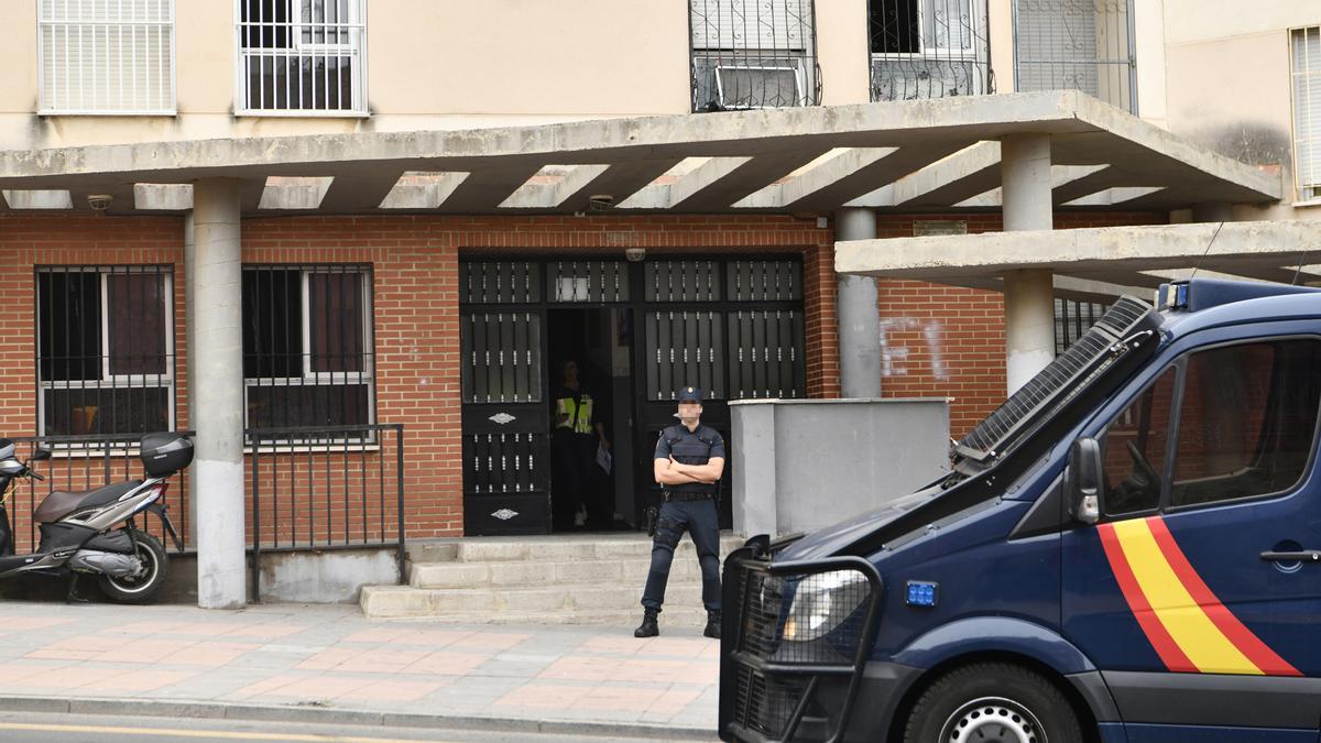 Un agente de Policía Nacional de Ceuta, en una operación anterior.