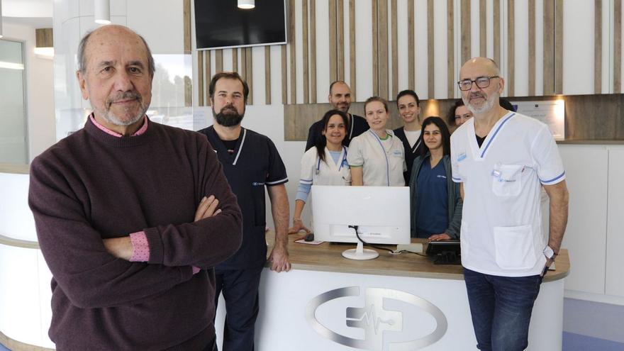 Mariano Esteban, en primer plano, posa con la plantilla de Clínica Deza.