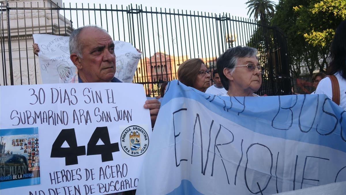 Familiares de los tripulantes del submarino 'ARA San Juan' piden que no se olvide a sus tripulantes, en una manifestación en Buenos Aires, el 15 de diciembre.