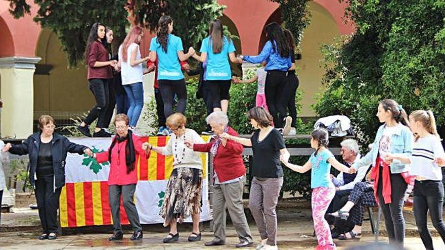 Sardana conjunta per celebrar el final de curs.