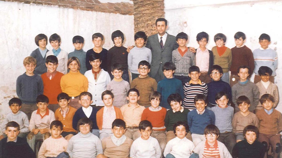 Escolares en el patio de Gómez Becerra (años 70).