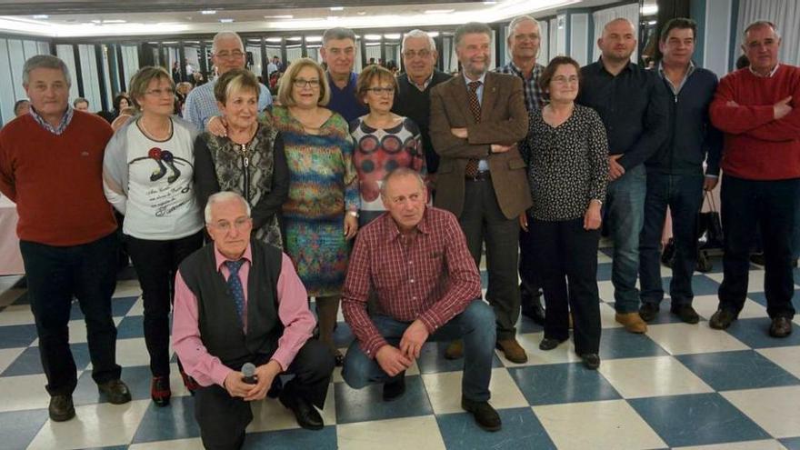 Directivos y galardonados, en la cena del grupo &quot;Peña Furada&quot;.