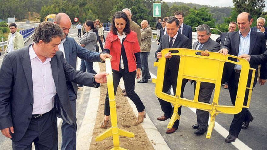 El conselleiro de Infraestruturas, el presidente de la Diputación y los alcaldes de Pontevedra, Marín, Bueu y Moaña, retirando las vallas. // R.V.