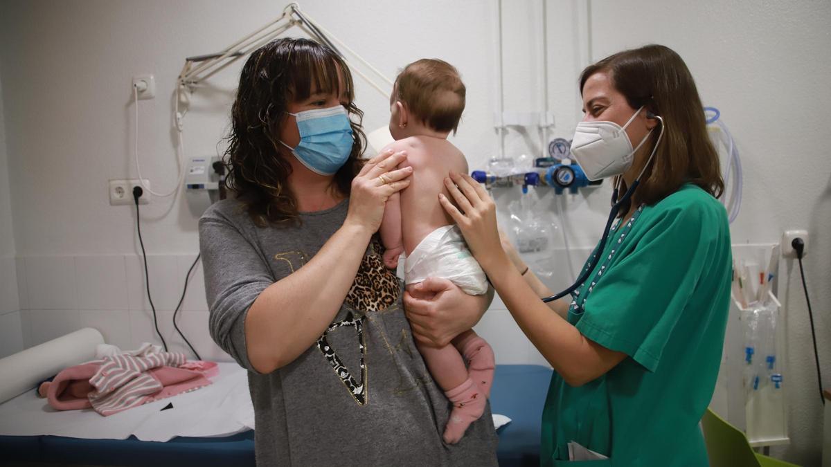 Imagen de archivo de un bebé atendido en urgencias del hospital universitario Reina Sofía por posible infección causada por el virus respiratorio sincitial.