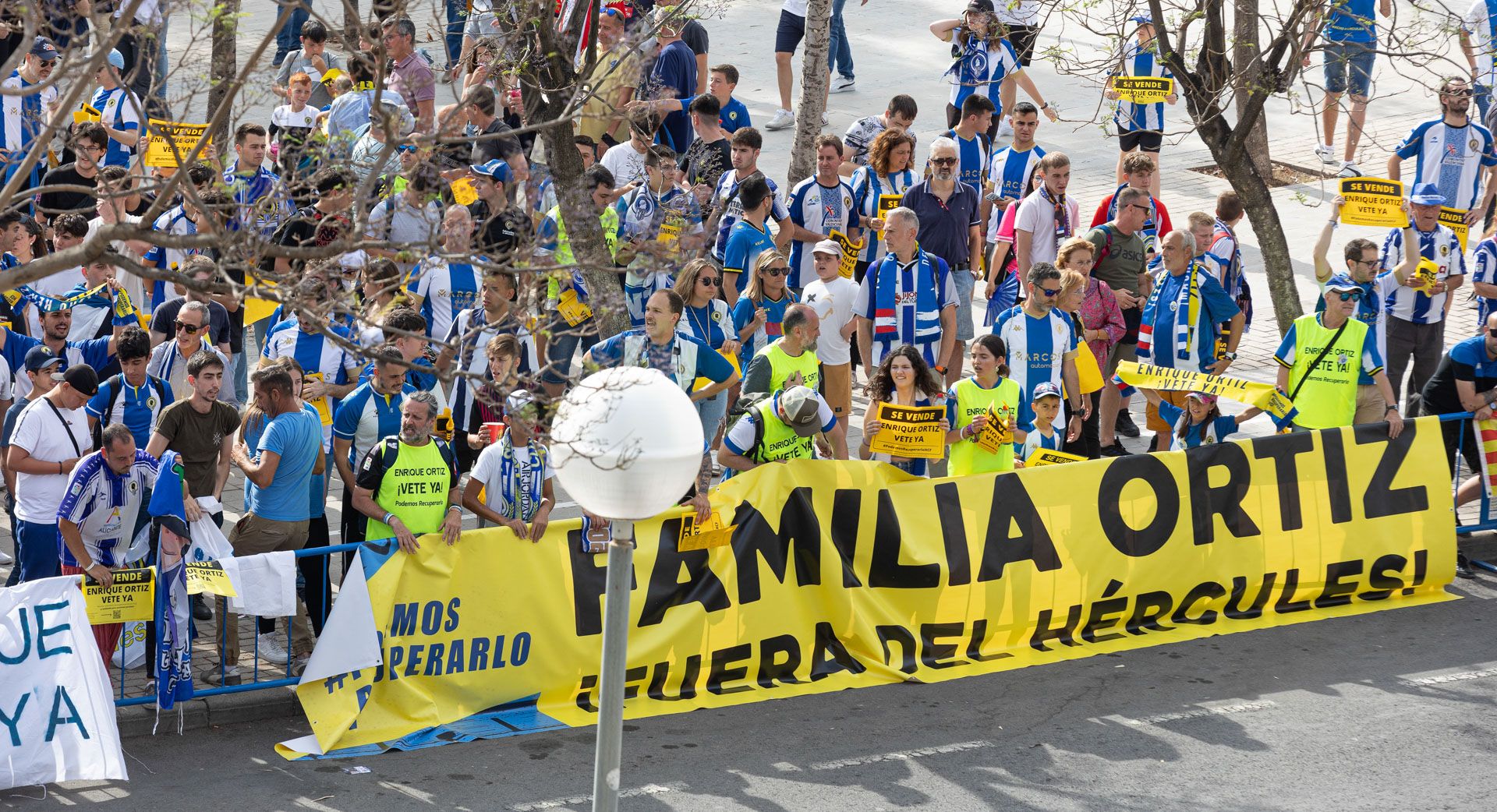 Protestas dentro y fuera del estadio del Rico Pérez