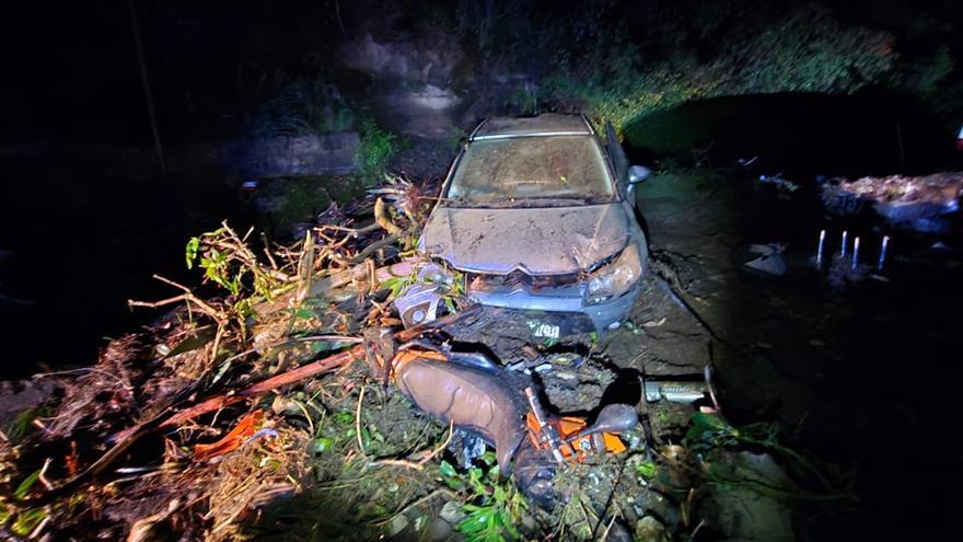El reventón de un estanque arrastra varios coches en Telde
