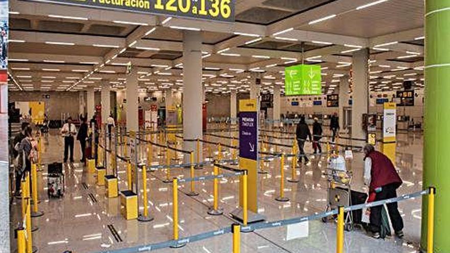 L&#039;aeroport de Palma de Mallorca, gairebé buit.