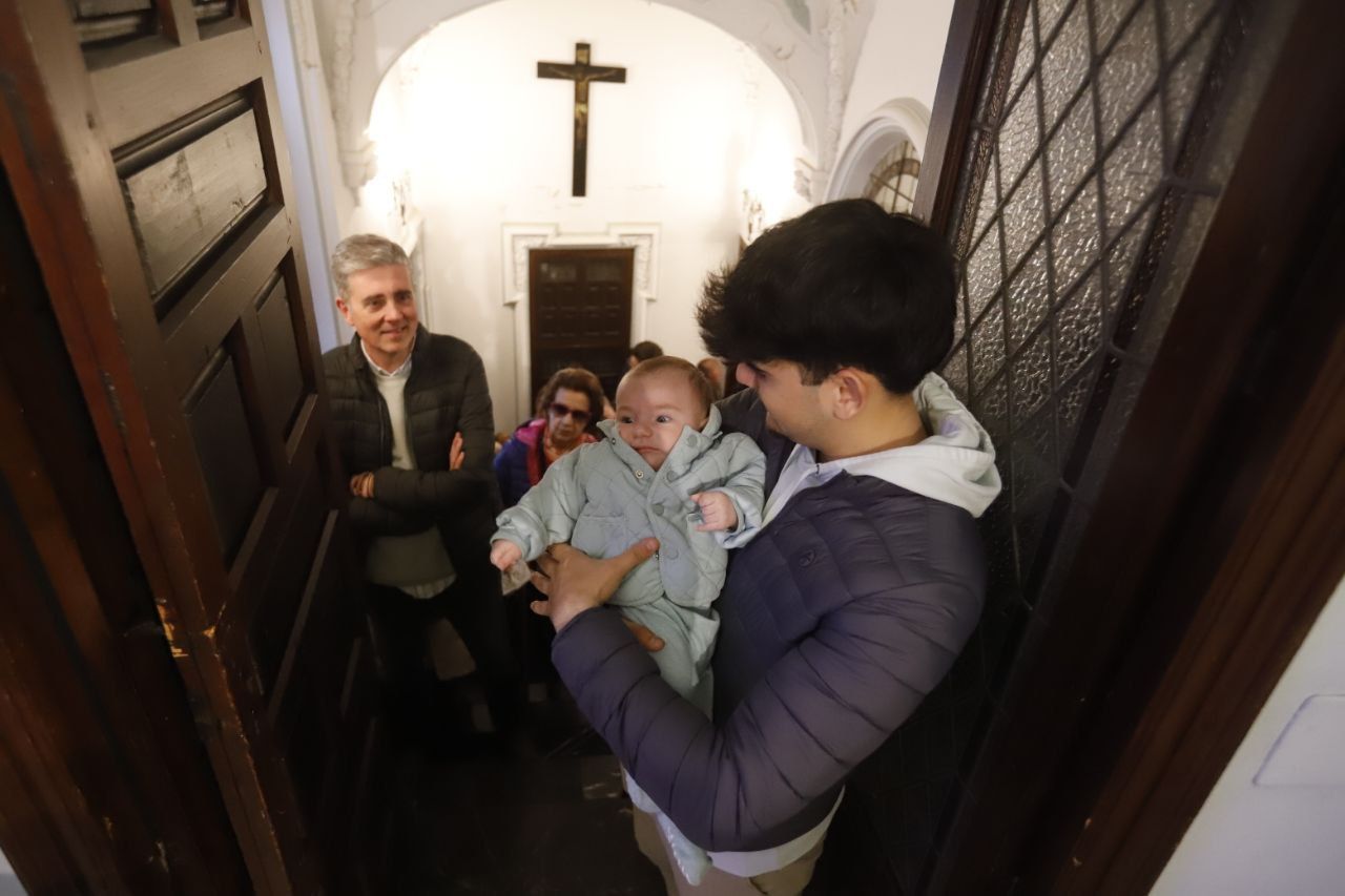 Los niños pasan bajo el manto de la Virgen de los Dolores de Córdoba