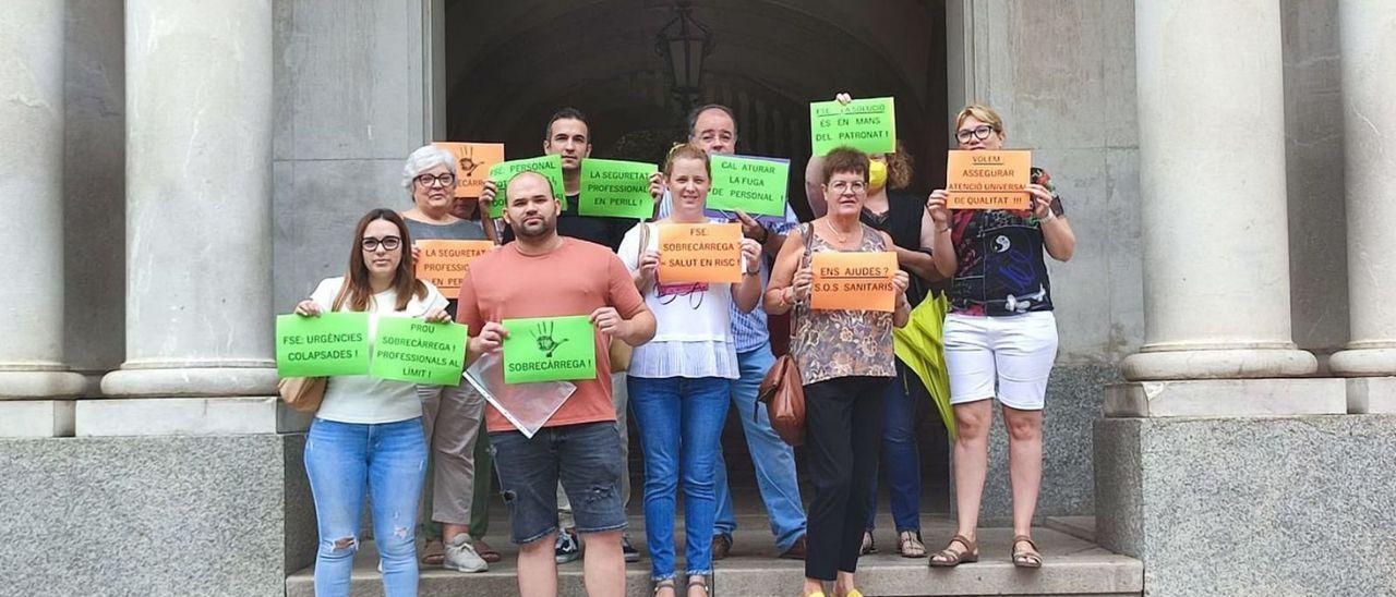 Representants del comitè d’empresa ahir abans de reunir se amb Lladó