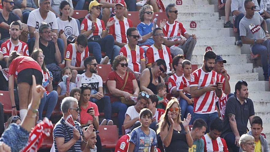 Crida de les penyes a omplir els balcons de blanc-i-vermell