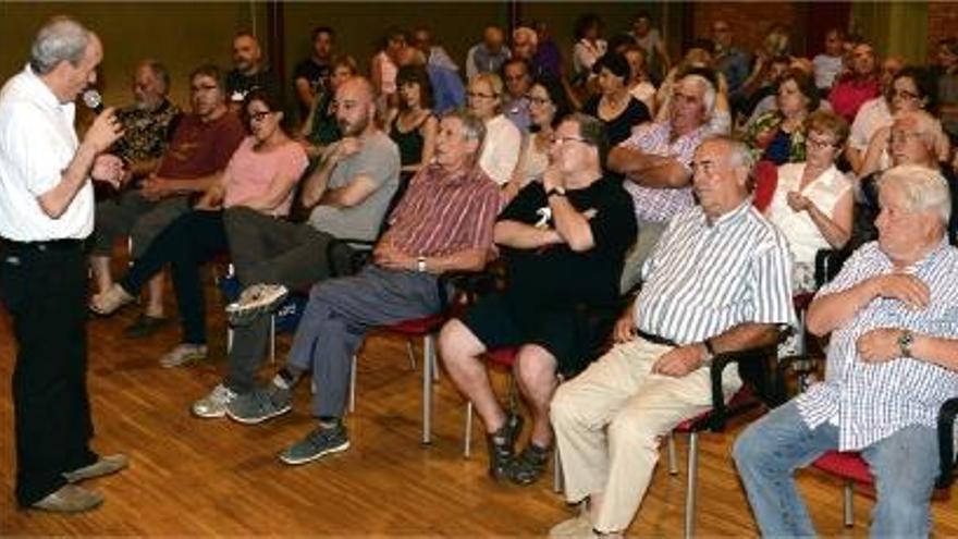 La sala ahir al vespre a Bàscara a l&#039;inici de la intervencio del regidor?Lluís Lloret.