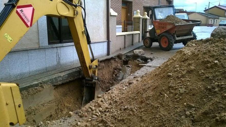 Trabajos de excavación en la zona de la avería, en Villaralbo.