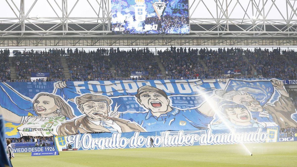 VoEl tifo desplegado ayer por la afición del Oviedo antes del partido frente al Mirandés en el Tartiere.lvimos, mamá