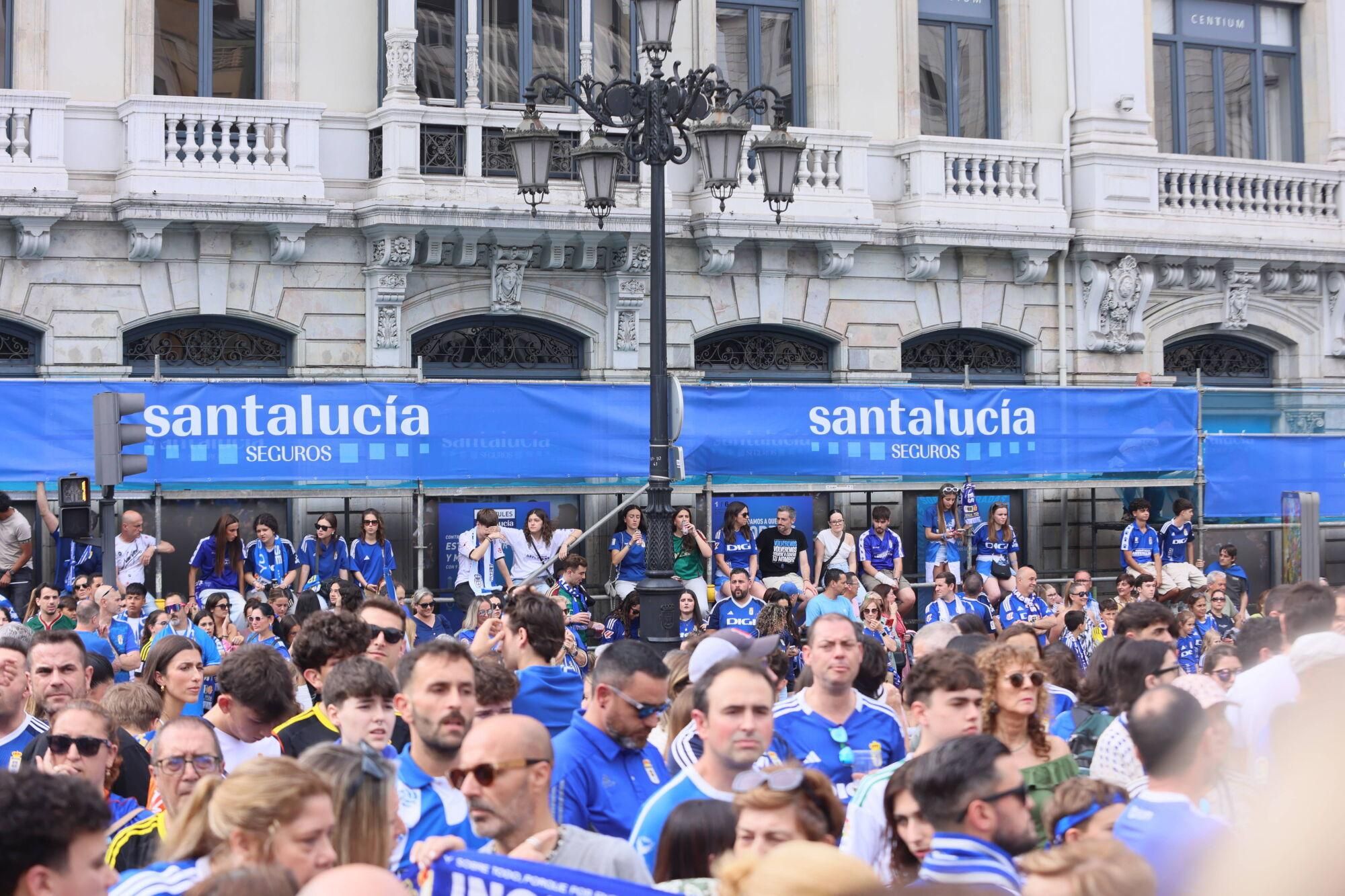 Locura azul en las calles de Oviedo para celebrar el ascenso del equipo a Primera División