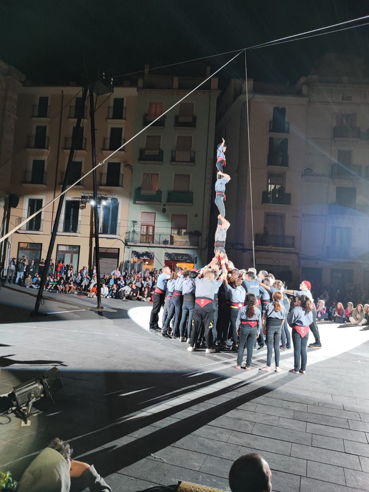 Expectació a plaça Major per veure l'espectacle inaugural de la Fira Mediterrània de Manresa