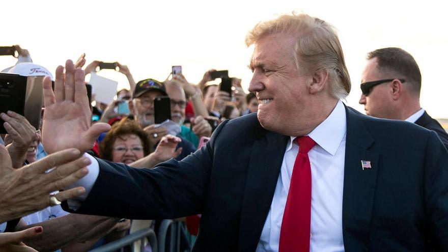 Trump, en el aeropuerto de Palm Beach.