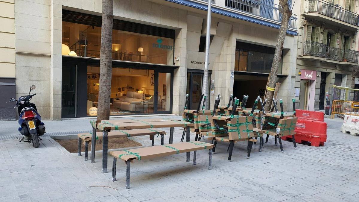 Mobiliario urbano de la futura 'superilla' del Eixample, en la calle Rocafort de Barcelona