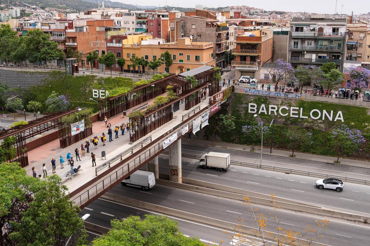 Reclaman con una cadena humana en Trinitat Nova i Vella para reclamar el alargamiento de la L3