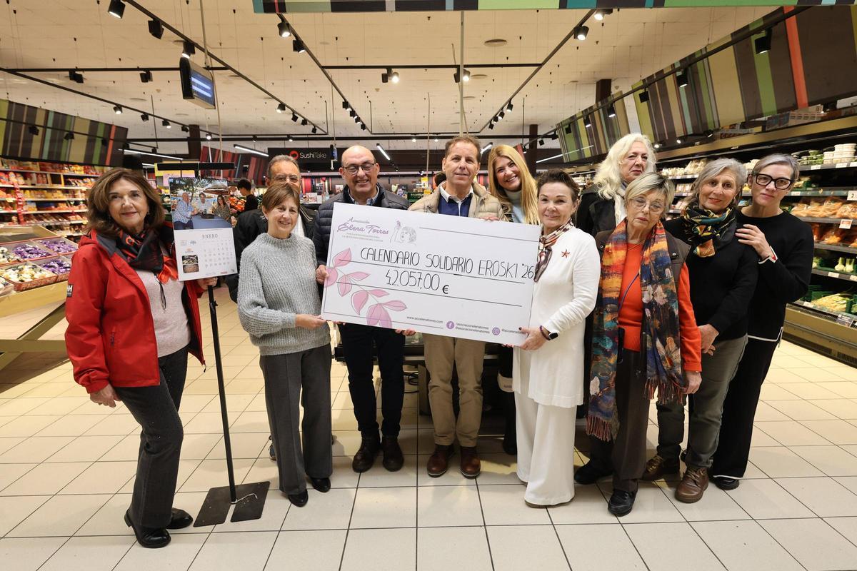 La entrega del cheque solidario de los calendarios de la Asociación Elena Torres.