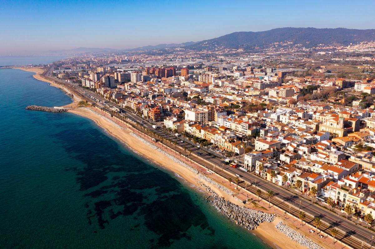 FOTO BAJADA DE 123RF EL 6 DE FEBRERO DEL 2024. PANORÁMICA AÉREA DE VILASSAR DE MAR. MARESME. CATALUNYA. Scenic aerial view of coastal area of Spanish city of Vilassar de Mar overlooking brownish roofs of buildings and sandy seashore on sunny winter day, Catalonia. FOTO DE 123RF