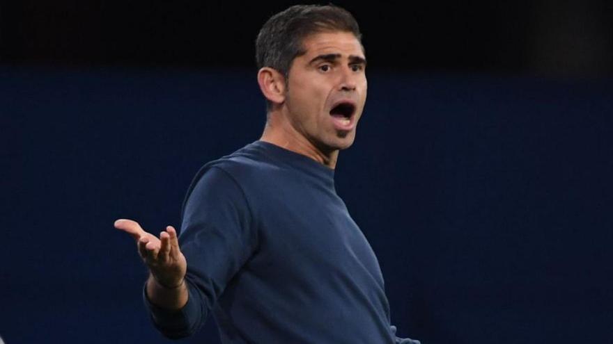 Antonio Hidalgo da instrucciones desde la grada. |  Carlos Pardellas