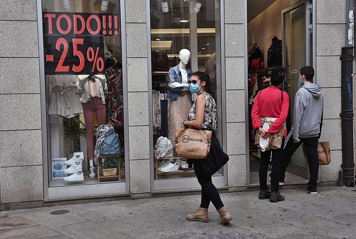 Clientes de compras en un comercio de ropa. |   // VÍCTOR ECHAVE