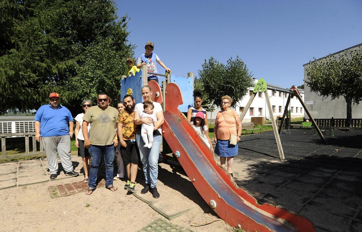Imagen de archivo de residentes en el poblado minero de Fontao, rehabilitado para viviendas sociales.