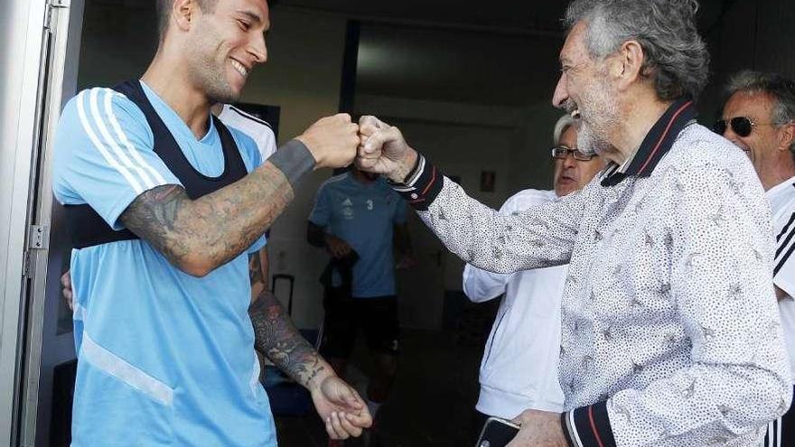 Mouriño saluda a Hugo Mallo, ayer por la mañana en el campo de Baltar. // R.C.Celta