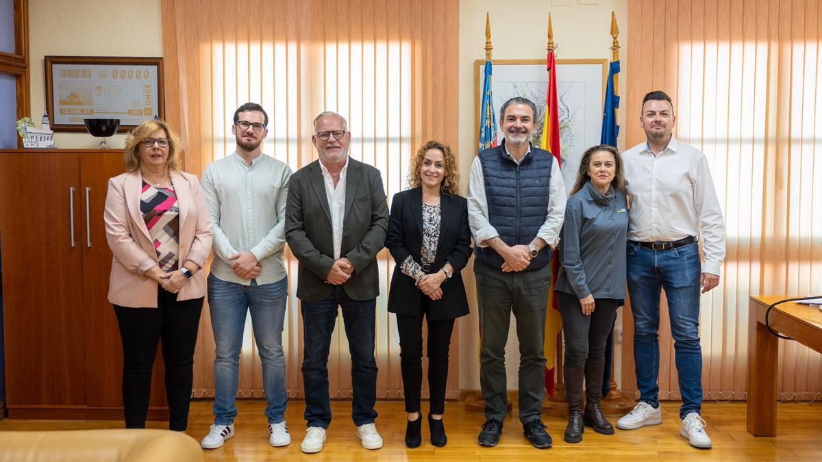 Alcalde, concejales y representantes de asociaciones este martes en l'Alfàs del Pi.