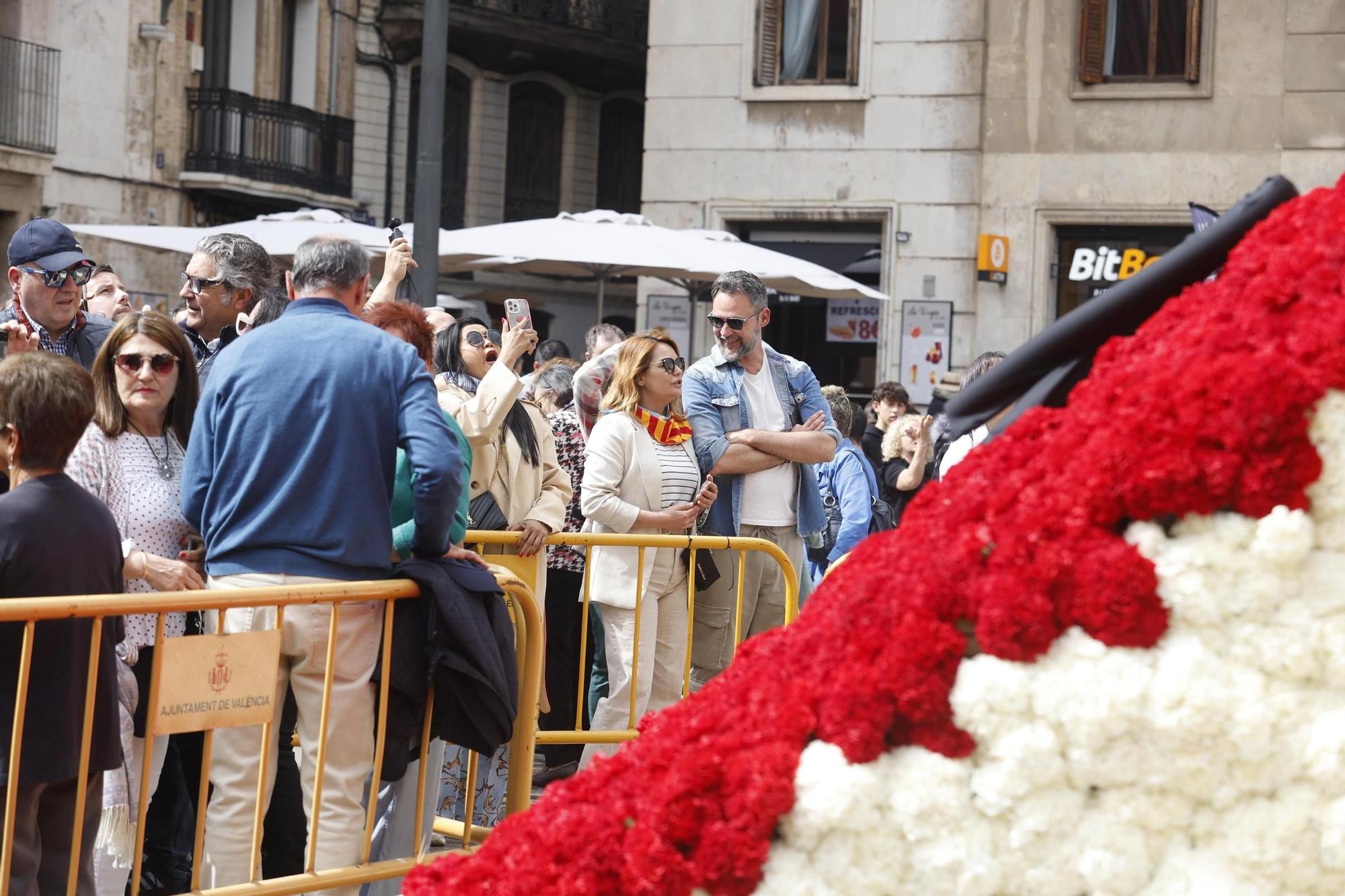 Cientos de personas acuden a ver el manto de la Virgen