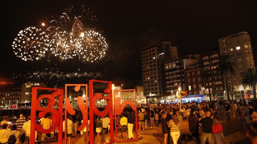 En imágenes: la noche de los Fuegos en Gijón