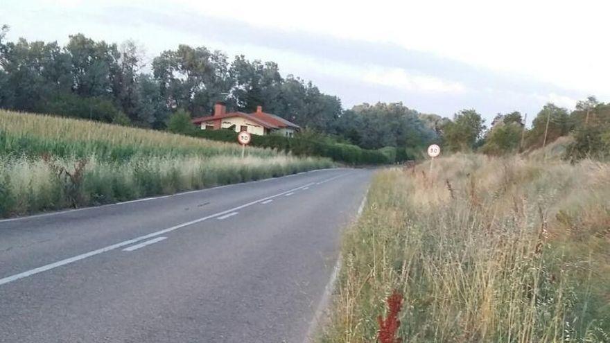 Carretera de acceso al barrio Carrascal, en una foto de archivo.