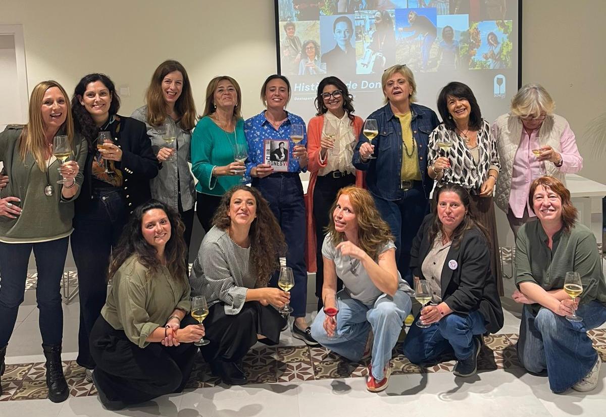 La actividad reunió a asistentes interesadas en el mundo del vino y el cava