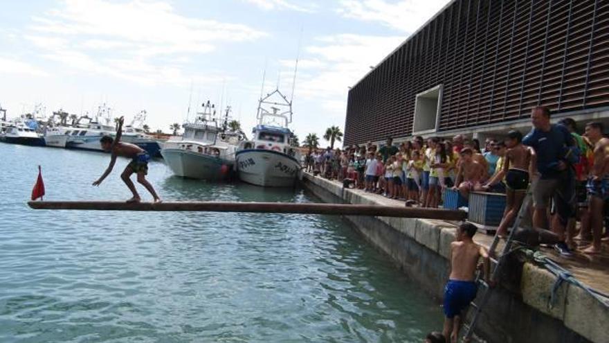 Actividades en diferentes zonas. La jornada festiva en Benicarló contó con actividades en diferentes puntos del municipio como el puerto donde se celebró el festival marítimo de cucaña. Además, la torrada de sardina popular en las inmediaciones de la lonja contó con un gran público f n. vernet