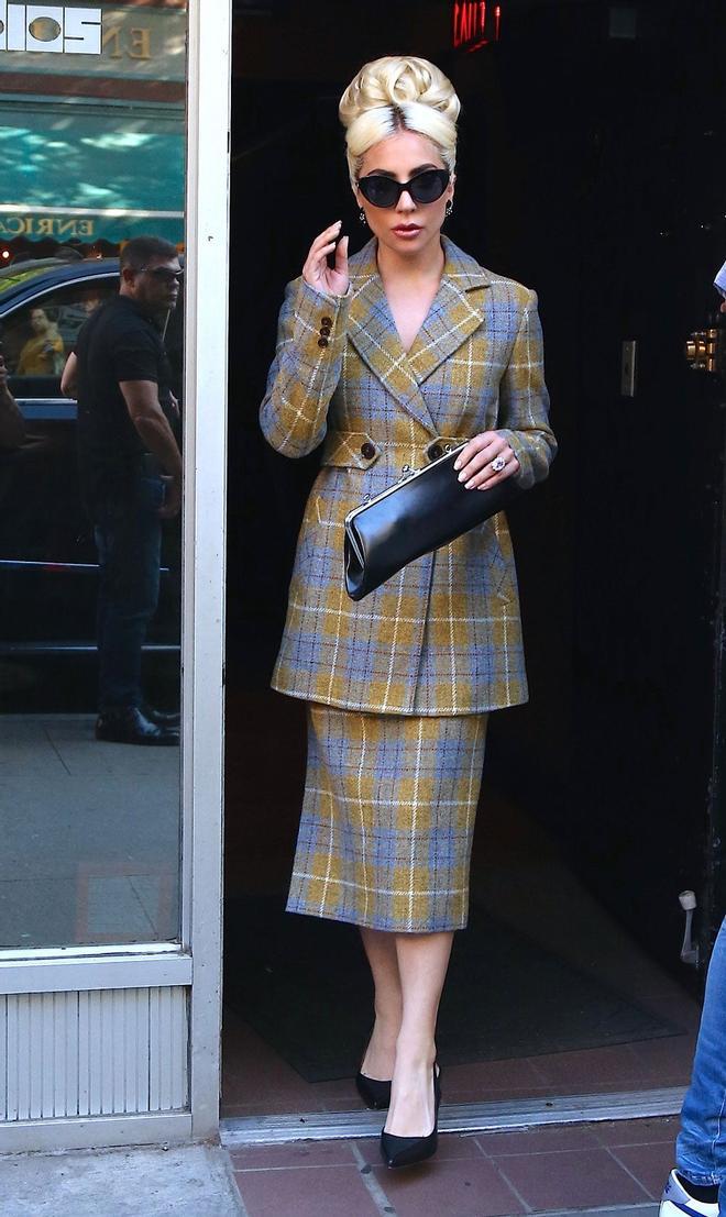 Lady Gaga con un look de estampado de cuadros en Nueva York