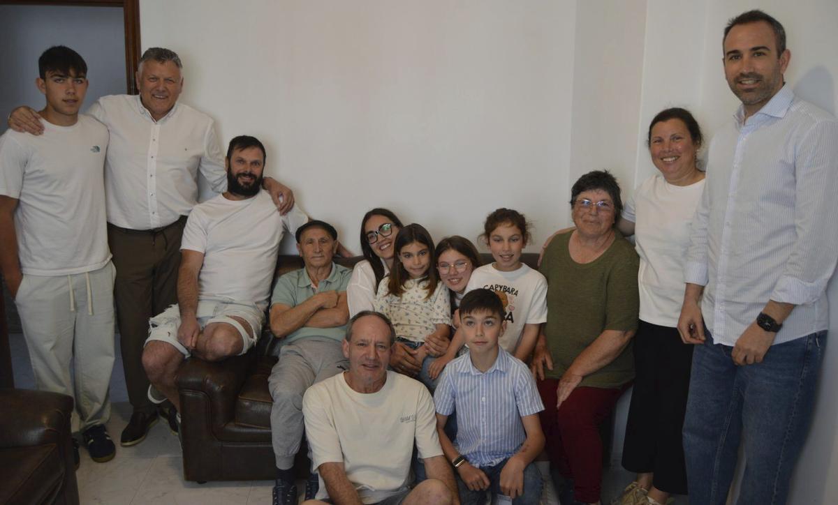 «Peche», cuarto por la izquierda, con el alcalde y parte de su familia.