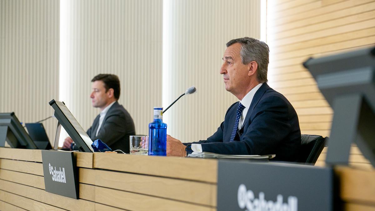 El consejero delegado del Sabadell, César González-Bueno, y el director financiero, Leopoldo Alvear (izquierda)