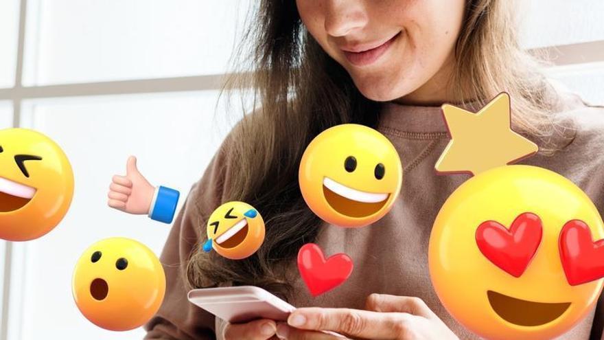 Lo que dicen tus emojis de ti (y cómo usarlos bien según la RAE)